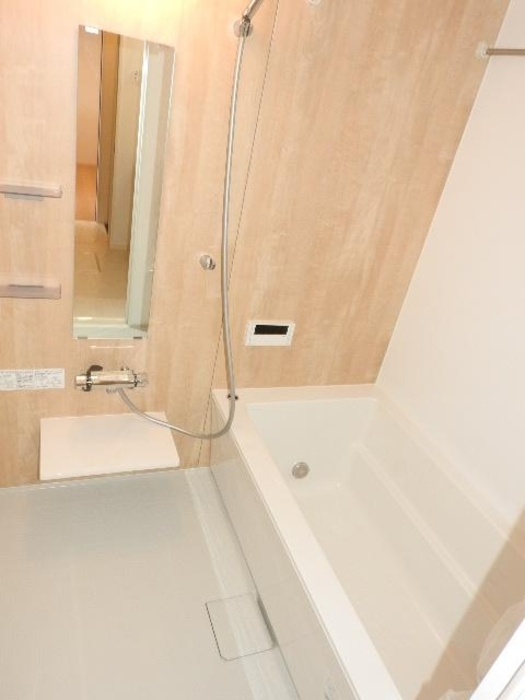 和泉市府中町６丁目のハイツの浴室|ゆったり過ごせるお風呂です