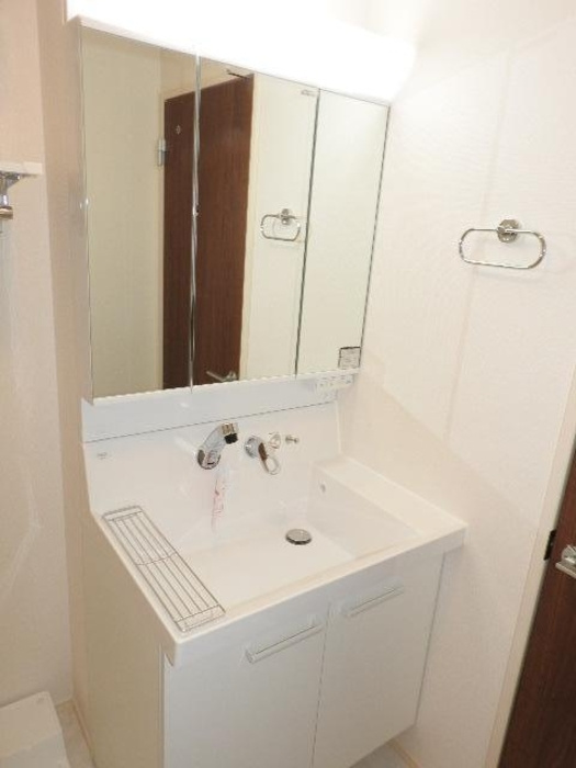 和泉市府中町６丁目のハイツの独立洗面台|スペースが確保できる洗面所です