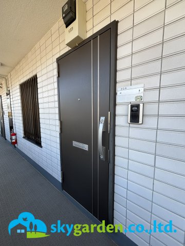 キャッスル東海大学前マンションの玄関