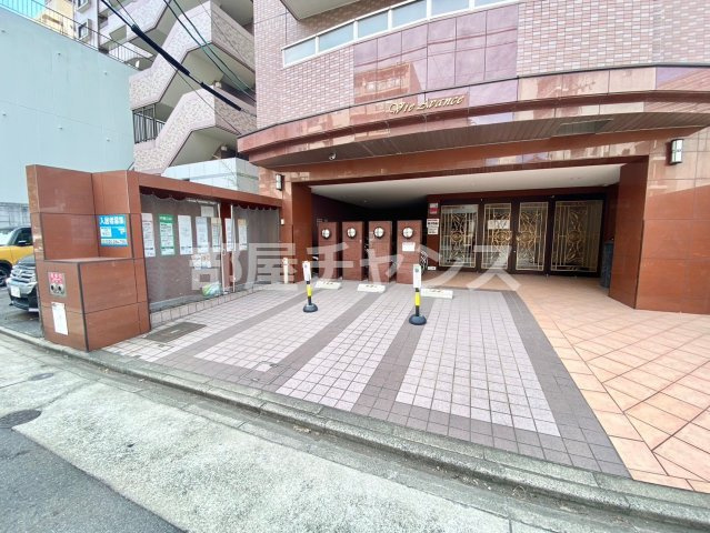 ビ・アバンスの駐車場