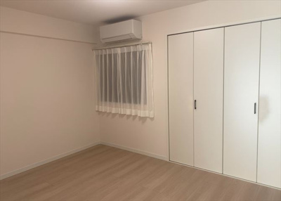 【洋室】 | ロイヤルステージ北野 | 洋室のメリットは重い家具が置きやすく、身の回りが整理しやすいことです。 床がフローリングのため畳とは異なり凹みにくいです。 クローゼットなど収納が豊富で、普段使わない旅行カバンや服の整頓も簡単にです。