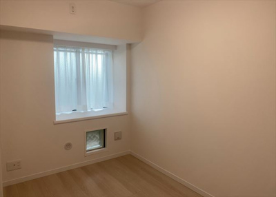 【寝室】 | ロイヤルステージ北野 | 寝室でゆっくりと過ごすためにはベッド周りの適度な空間を担保することや窓の位置、照明の明るさ、寝室の広さなどを考える必要があります。自身や家族の構成とライフスタイルに併せて寝室にする部屋を選びましょう！