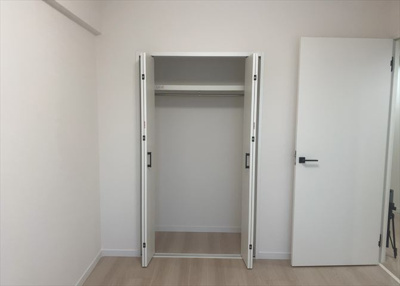 【収納】 | ロイヤルステージ北野 | デザイン性を重視しすぎて収納が少なかった！なんてことにならないため、事前に現地で収納の数を確認しておくことをお勧めします。クローゼット以外にも床下収納や屋根裏収納、パントリーなどもチェックしましょう。