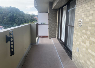 【バルコニー】 | ロイヤルステージ北野 | バルコニーは、室外の専用スペースのうち、「屋根がなく開放された空間」であるものを指します。ベランダより広いタイプのものが多く、日当たりもよいため家庭菜園などを楽しみたい人にとって適した環境となります。