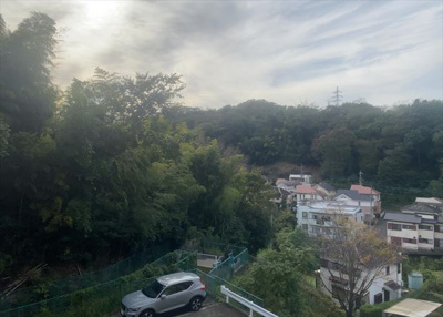 【展望】 | ロイヤルステージ北野 | 眺望の良さを楽しめるダイニングキッチンで家族団らんの時間を過ごしてはいかがでしょうか。バルコニーから見える景色を家族で眺める時間は、時間が経つのを忘れてしまいそうですね。是非、現地を見に行きましょう！