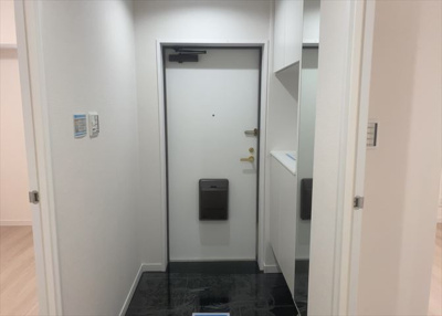 【玄関】 | ロイヤルステージ北野 | 玄関は家の顔でもあり、家族以外の目にも止まる場所です。玄関は外との間を仕切る扉、靴などをしまっておく収納スペース、靴脱ぎのたたきスペース、来客とのやり取りをするドアホンなど複数のアイテムからなります。