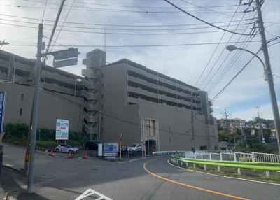 【現況写真】 | ロイヤルステージ北野 | 外観はマンション管理がされているかの目安になります。築年数が古いと、壁面は劣化してひび割れが生じることも！建物が古びていても細かいところが修繕されていると、きちんと管理されているなぁと感じるでしょう。