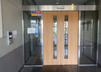 【エントランス】 | ロイヤルステージ北野 | マンションのエントランスには、もともと風よけや防犯の役割がありますが、マンションによって宅配ボックスなどの設備が備わっている所もあります。日々の生活をイメージしながら生活しやすさをチェックしましょう。