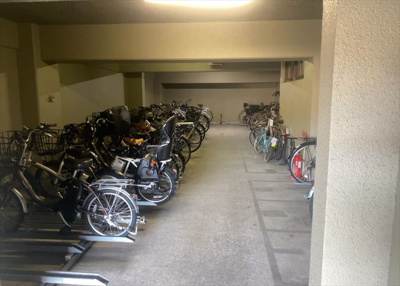 【駐輪場】 | ロイヤルステージ北野 | マンションの駐輪場は、事前に空きがあるか確認を取ると安心です。せっかく入居したのに駐輪スペースがない！なんてことになったら大変ですよね。そこで、内見時や購入前にはまず事前に確認しておくと良いでしょう。