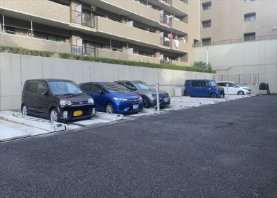 【駐車場】 | ロイヤルステージ北野 | 車一台あたりに必要なスペースは、標準サイズの普通自動車で横幅2m50cm、長さ5mは必要になります。ただし、乗降のことも考慮して横幅3m30cm、長さ5m50cmほどは確保できるところを選びましょう。