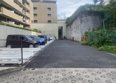 【駐車場】 | ロイヤルステージ北野 | 駐車場と明記されていても、最小スペースでつくられた駐車場だと大型車は駐車できなかったり、出入りしにくくなったりする可能性があります。お車のサイズと購入したい物件の駐車場のサイズを現地で確認しましょう。