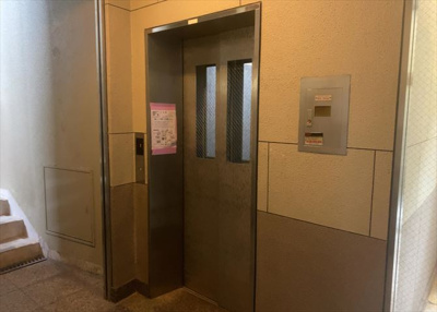 【設備】 | ロイヤルステージ北野 | 共有部分は、住民なら誰もが使える設備のこと。例えば駐車場やエレベーター、インターネット設備、セキュリティ設備などがあります。他にも、マンションの廊下・外部階段やエントランス・ゴミ置き場などがあります。