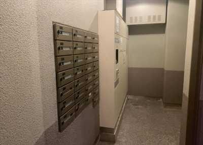 【設備】 | ロイヤルステージ北野 | エントランス付近に設置されている集合ポストは、住んでいる部屋と離れているため、ポストをあさるなど誰かに何かされていても被害に気づきにくいです。入居する時には他人に特定されにくい番号で鍵をかけましょう！