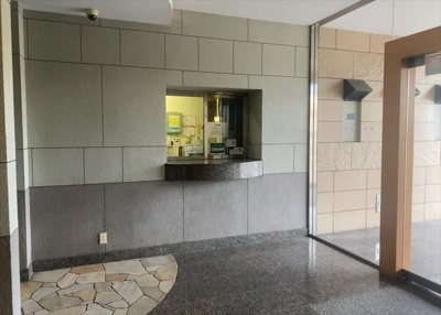 【受付】 | ロイヤルステージ北野 | 受付はマンションコンシェルジュがいる場合もあれば、管理人が滞在する小部屋を総称して呼ぶことがあります。主にエントランスに設置されていることから、防犯面でも期待ができます。防犯設備がない場合はより安心！