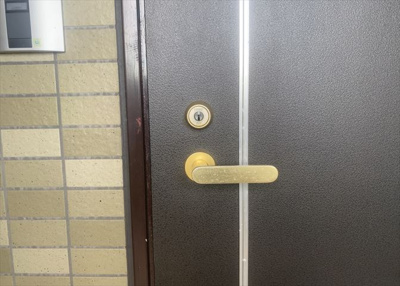 【防犯設備】 | ロイヤルステージ北野 | 当然のことではありますが、オートロックやセンサーライト、ホームセキュリティーなどの防犯設備があれば、小さいお子様がいるご家庭も安心ですよね！まず物件購入の際は、防犯設備もチェックするようにしましょう。