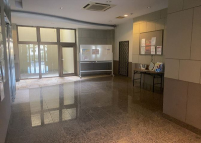 【ロビー】 | ロイヤルステージ北野 | ラウンジは、マンションの共用スペースに椅子やテーブルなどを配置した利用者が寛げる空間です。屋内型ラウンジと屋外型ラウンジがあります。共用部分の管理状況と合わせて、詳細については現地でご確認ください。
