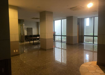 【ロビー】 | ロイヤルステージ北野 | ロビーというと、エントランスと何がちがうの？と思いますよね。実はロビーとエントランスには明確な決まりはありません。物件によっては、エントランスを入って広がるある程度の広さのある空間がロビーとなります。