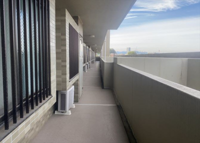 【その他共用部分】 | ロイヤルステージ北野 | 共有部分は、住民なら誰もが使える設備のこと。例えば駐車場やエレベーター、インターネット設備、セキュリティ設備などがあります。他にも、マンションの廊下・外部階段やエントランス・ゴミ置き場などがあります。