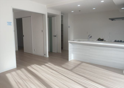 【ダイニング】 | ロイヤルステージ北野 | ダイニングは、食事や家族の団らんスペースとしてだけではなく、ほかの用途としても使用することができます。ダイニングテーブルを置き、食事のためのスペースを作ることでリビングとの差別化を図ることができます。