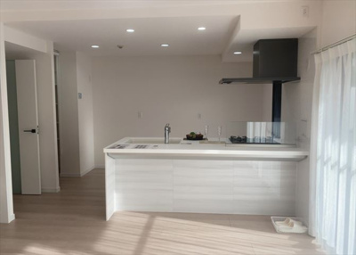 【キッチン】 | ロイヤルステージ北野 | L型アイランドタイプは、キッチンからダイニングにもリビングにも目が行き届くので、とても使いやすい配置です。L字型独立タイプは、キッチンを独立させてるためLDKというよりもLDといった様なイメージです。