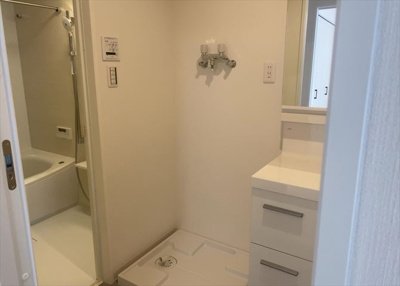 【ランドリースペース】 | ロイヤルステージ北野 | ランドリースペースも気になります。洗濯機置場があり「洗う、干す、取り込む、アイロンがけ、たたむ」など、洗濯に関する家事をするための空間です。広さや収納など付帯設備も含めて、詳細は現地でご確認ください。