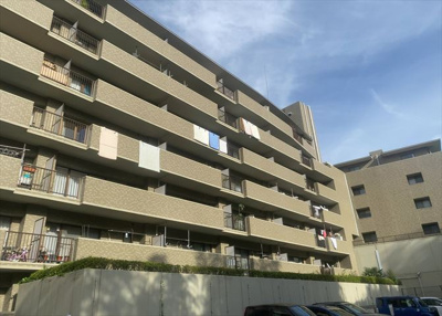 【構造・工法・仕様】 | ロイヤルステージ北野 | ＲＣ造、Reinforced Concreteは直訳すると補強されたコンクリートです。主に柱や梁・床・壁が鉄筋とコンクリートで構成おり、鉄筋を組んだ型枠にコンクリートを流し込んで固めたものを指します。