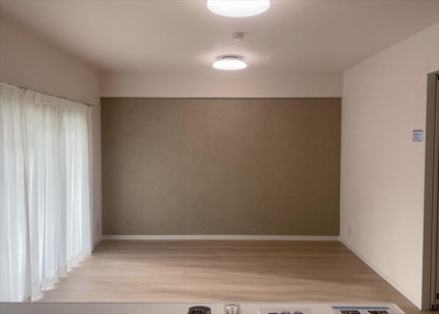 【居間・リビング】 | ロイヤルステージ北野 | リビングの間取りの種類は大きくわけてリビングとダイニングが別になっているタイプ、リビングダイニング一体型です。どちらも一長一短ですので、家を選ぶ時はその両面をチェックして決めるようにしましょう。
