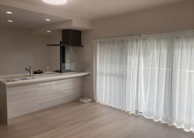 【居間・リビング】 | ロイヤルステージ北野 | 直線タイプはLとDKを一直線に並べた形で対面キッチンのタイプです。一般的なのでよく見かけるかもしれません。直線タイプに似た直接アイランドタイプは、キッチンとダイニングの間に壁がない分広く感じられます。