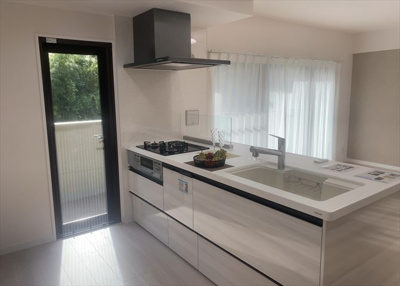 【キッチン】 | ロイヤルステージ北野 | 標準的なシステムキッチンの横幅は、165cm～300cm程度です。2100・2400・2550・2700などミリ単位で表記されます。普段どのように料理をするのかを想定しながら合ったサイズを選びましょう