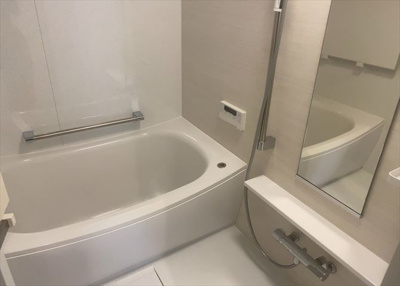 【浴室】 | ロイヤルステージ北野 | 入浴時の快適さも大事なことですが、綺麗な状態を維持できなければ気持ちよく入浴できません。毎日の掃除が楽という点は大事なポイントになります！カビが生えにくく掃除がしやすい、壁や浴槽を選ぶといいでしょう。