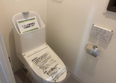 【トイレ】 | ロイヤルステージ北野 | トイレは大きさや形、機能、抗菌性などが異なる多種多彩なタイプが各メーカーから出ています。それぞれに良さがあるため、事前にどういったタイプのトイレがいいのかをご家庭内で決めて、内見に行くといいでしょう。