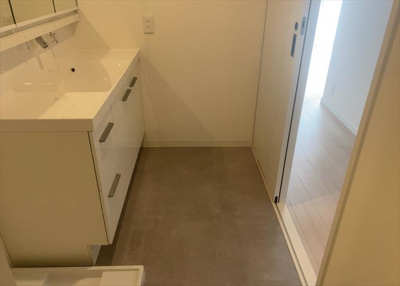 【脱衣所】 | ロイヤルステージ北野 | 洗面脱衣所は「体を綺麗に整える場所」という目的と役割を持っています。そして便利で使い勝手のいい「体を綺麗に整える場所」にするためには、配置や動線、照明や収納計画をしっかりと検討しておく必要があります。