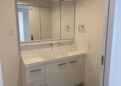 【独立洗面台】 | ロイヤルステージ北野 | 洗面化粧台では顔を洗ったり、身だしなみを整えることが本来の使い方ですが、用途によっては洗面化粧台に求められる機能が違ってくるため、ご自身や家族のライフスタイルに合ったものを選ぶことをおすすめ致します。