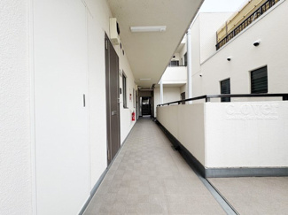 【その他共用部分】 | 当該フロアの共用廊下です。ここもきれいに清掃されています。周囲のお部屋の様子も、ぜひ伺ってみてください。～即日のご見学可能～　お問合せはお気軽にどうぞ。
