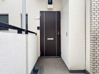 【その他共用部分】 | 皆様をお迎えする、お部屋の玄関ドア。開けやすさや開放角度、ドアノブの操作しやすさや鍵の形状などを、現地で一度ご確認ください。～即日のご見学可能～　お問合せはお気軽にどうぞ。
