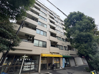 【外観】 | 手入れの行き届いた外壁やエントランスなど、「見ればわかる」レベルで清潔感を保ったマンションです。築年数を感じさせない姿で皆様をお出迎えします。～即日のご見学可能～　お問合せはお気軽にどうぞ。
