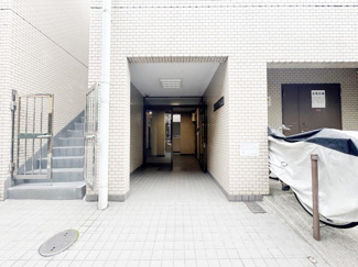 【エントランス】 | お客様を、そして住人を出迎えてくれるマンションのエントランス。ゴミが落ちていないことからも、管理状態の良さや住民の節度の高さが見て取れます。～即日のご見学可能～　お問合せはお気軽にどうぞ。
