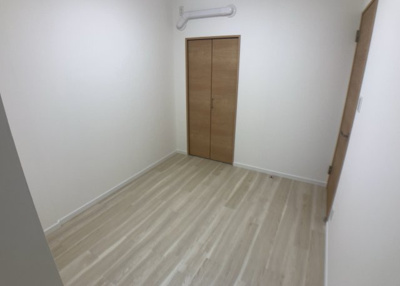 【洋室】 | 藤和シティコープ橋本 | 洋室のメリットは重い家具が置きやすく、身の回りが整理しやすいことです。 床がフローリングのため畳とは異なり凹みにくいです。 クローゼットなど収納が豊富で、普段使わない旅行カバンや服の整頓も簡単にです。