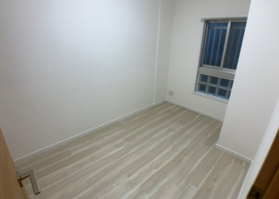 【寝室】 | 藤和シティコープ橋本 | 寝室でゆっくりと過ごすためにはベッド周りの適度な空間を担保することや窓の位置、照明の明るさ、寝室の広さなどを考える必要があります。自身や家族の構成とライフスタイルに併せて寝室にする部屋を選びましょう！