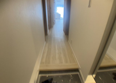 【玄関】 | 藤和シティコープ橋本 | 玄関は家の顔でもあり、家族以外の目にも止まる場所です。玄関は外との間を仕切る扉、靴などをしまっておく収納スペース、靴脱ぎのたたきスペース、来客とのやり取りをするドアホンなど複数のアイテムからなります。