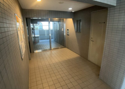 【エントランス】 | 藤和シティコープ橋本 | マンションのエントランスには、もともと風よけや防犯の役割がありますが、マンションによって宅配ボックスなどの設備が備わっている所もあります。日々の生活をイメージしながら生活しやすさをチェックしましょう。