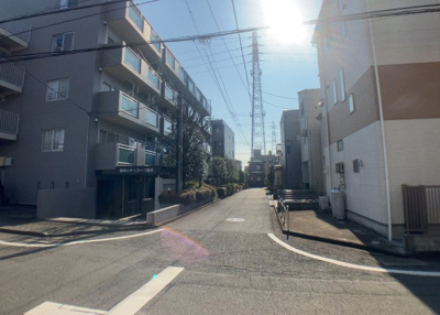 【現況写真】 | 藤和シティコープ橋本 | 外観はマンション管理がされているかの目安になります。築年数が古いと、壁面は劣化してひび割れが生じることも！建物が古びていても細かいところが修繕されていると、きちんと管理されているなぁと感じるでしょう。