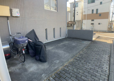 【駐車場】 | 藤和シティコープ橋本 | 車一台あたりに必要なスペースは、標準サイズの普通自動車で横幅2m50cm、長さ5mは必要になります。ただし、乗降のことも考慮して横幅3m30cm、長さ5m50cmほどは確保できるところを選びましょう。