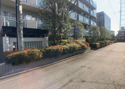 【中庭】 | 藤和シティコープ橋本 | 中庭（パティオ）とは、一つの建築物の内部に設けられた、壁などで囲われている庭のことを指します。コの字型、ロの字型が主流ですが、L字型の中庭もあります。最近では、インテリア性の高さからも人気があります。