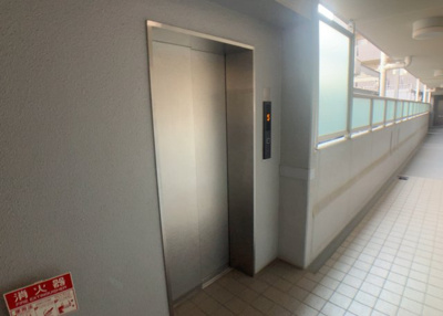 【設備】 | 藤和シティコープ橋本 | 共有部分は、住民なら誰もが使える設備のこと。例えば駐車場やエレベーター、インターネット設備、セキュリティ設備などがあります。他にも、マンションの廊下・外部階段やエントランス・ゴミ置き場などがあります。