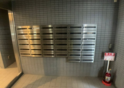 【設備】 | 藤和シティコープ橋本 | エントランス付近に設置されている集合ポストは、住んでいる部屋と離れているため、ポストをあさるなど誰かに何かされていても被害に気づきにくいです。入居する時には他人に特定されにくい番号で鍵をかけましょう！