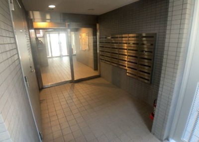 【ロビー】 | 藤和シティコープ橋本 | ラウンジは、マンションの共用スペースに椅子やテーブルなどを配置した利用者が寛げる空間です。屋内型ラウンジと屋外型ラウンジがあります。共用部分の管理状況と合わせて、詳細については現地でご確認ください。