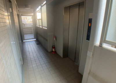 【ロビー】 | 藤和シティコープ橋本 | ロビーというと、エントランスと何がちがうの？と思いますよね。実はロビーとエントランスには明確な決まりはありません。物件によっては、エントランスを入って広がるある程度の広さのある空間がロビーとなります。