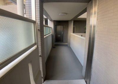 【その他共用部分】 | 藤和シティコープ橋本 | 共有部分は、住民なら誰もが使える設備のこと。例えば駐車場やエレベーター、インターネット設備、セキュリティ設備などがあります。他にも、マンションの廊下・外部階段やエントランス・ゴミ置き場などがあります。