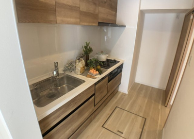 【キッチン】 | 藤和シティコープ橋本 | L型アイランドタイプは、キッチンからダイニングにもリビングにも目が行き届くので、とても使いやすい配置です。L字型独立タイプは、キッチンを独立させてるためLDKというよりもLDといった様なイメージです。